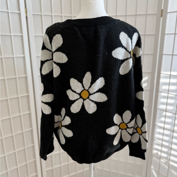 Francesca's Black and White Daisy Sweater | XL 🔥CLEAR THE CLOSET - Picture 3 of 6